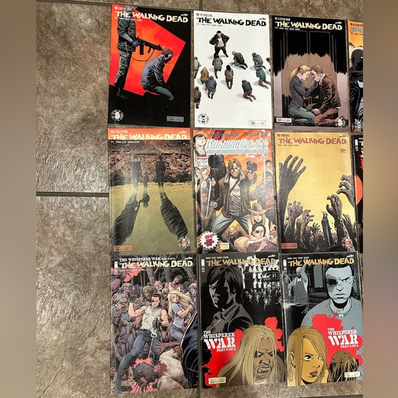 24 Walking Dead comics - Picture 2 of 6